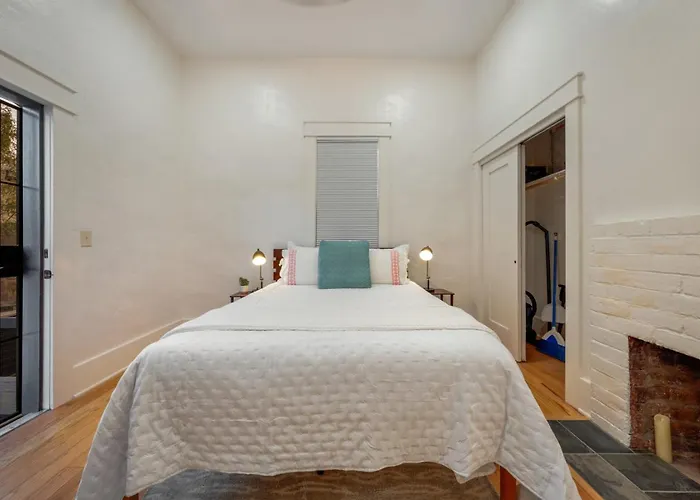 Charming And Cozy, 1 Bedroom 1 Ba , Historic Duplex Holiday home