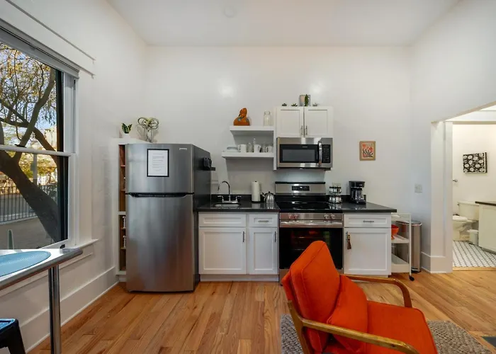 Charming And Cozy, 1 Bedroom 1 Ba , Historic Duplex Holiday home