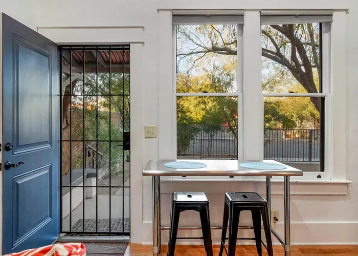 Charming And Cozy, 1 Bedroom 1 Ba , Historic Duplex Holiday home