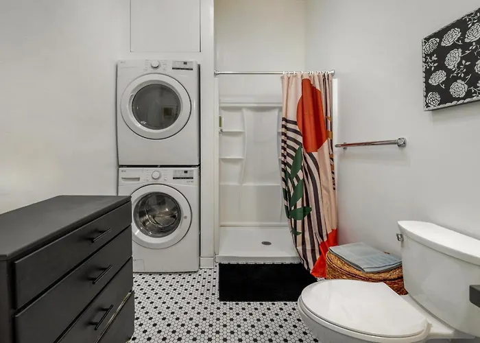 Charming And Cozy, 1 Bedroom 1 Ba , Historic Duplex Holiday home *